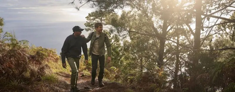 Zwei Wanderer wandern über eine Klippe