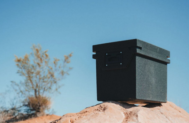 Eine Qool Box, die auf einem Stein in der Natur steht