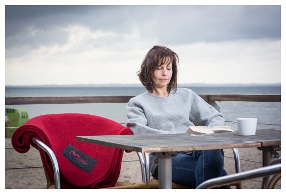 Frau mit Mufflon Pullover am Meer