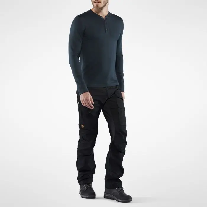 Singi_Merino_Henley_M_81900-555_C_MODEL.jpg Singi Merino Henley M
