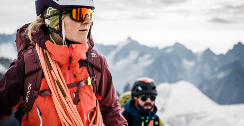 ortovox-softshell-bergsteigerin Eine Bergsteigerin in einer Softshelljacke von Ortovox
