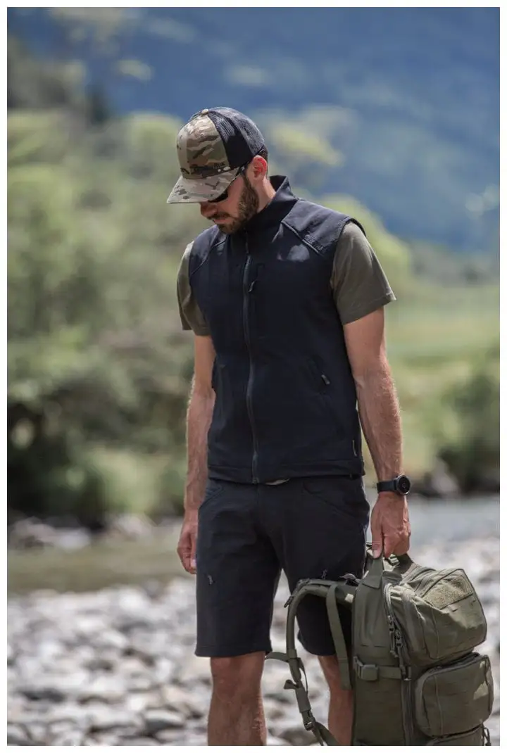 Mann mit Rucksack trägt die Goldeck Shorts