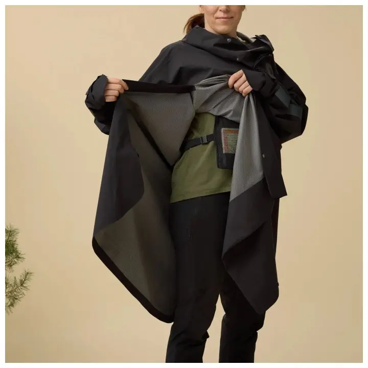 Hoja_Rain_Poncho_13500017-550_O_MODEL_0183.jpg Hoja Rain Poncho