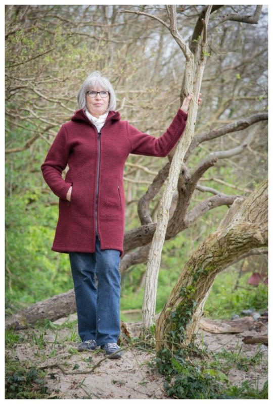 Frau mit Mufflon Mantel im Wald
