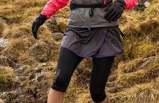 Frau beim Joggen mit OMM Kamleika Skirt