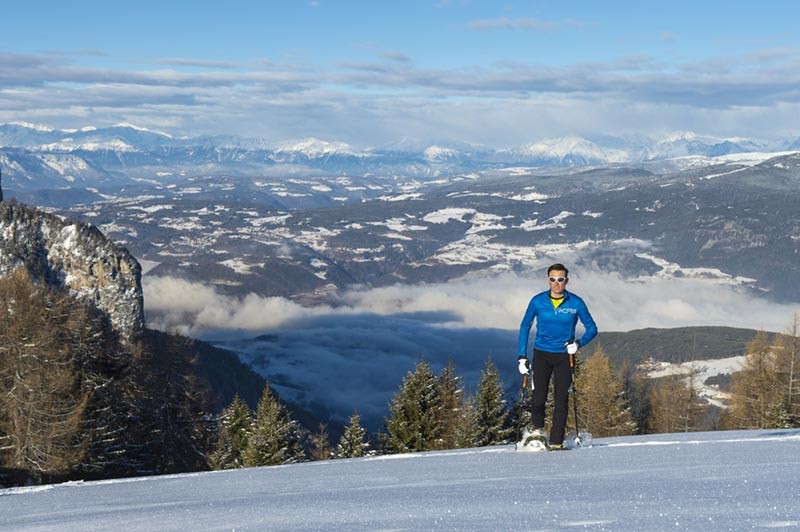 image-canadian-boots-menu Ein Mann mit Schneeschuhen und Stöcken