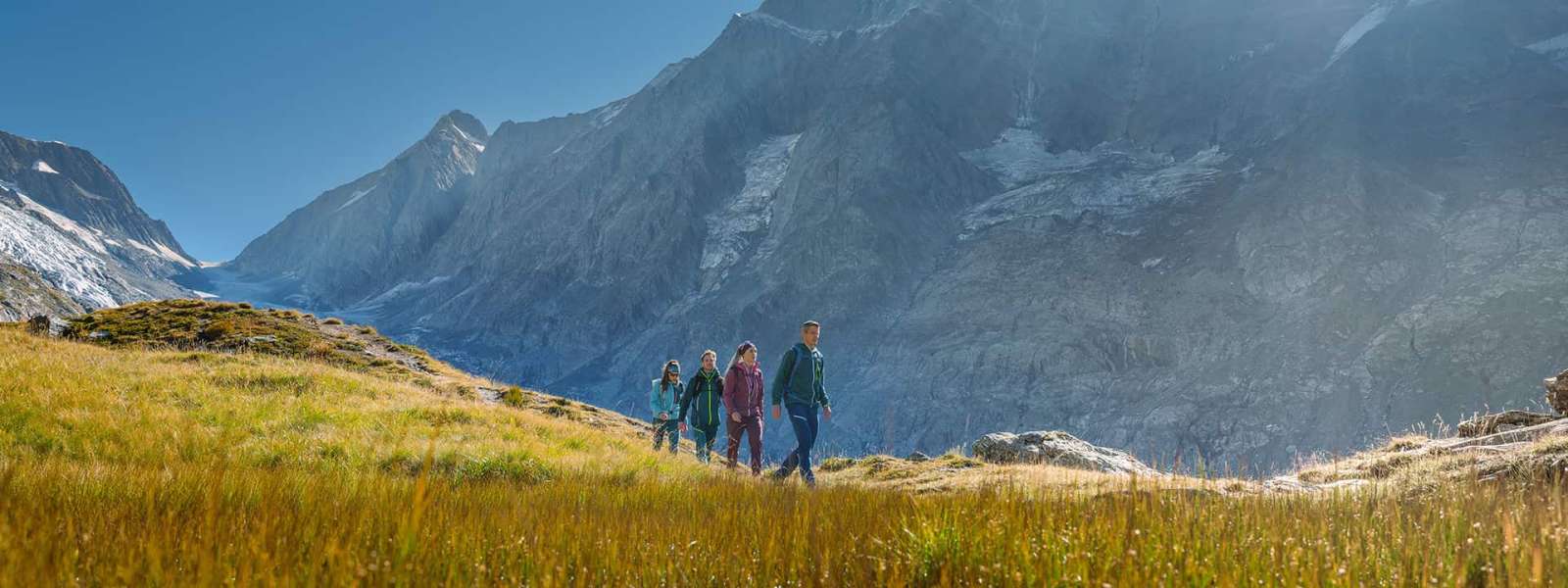 meindl-winter-2024-header Eine Wandergruppe ist in den Bergen unterwegs