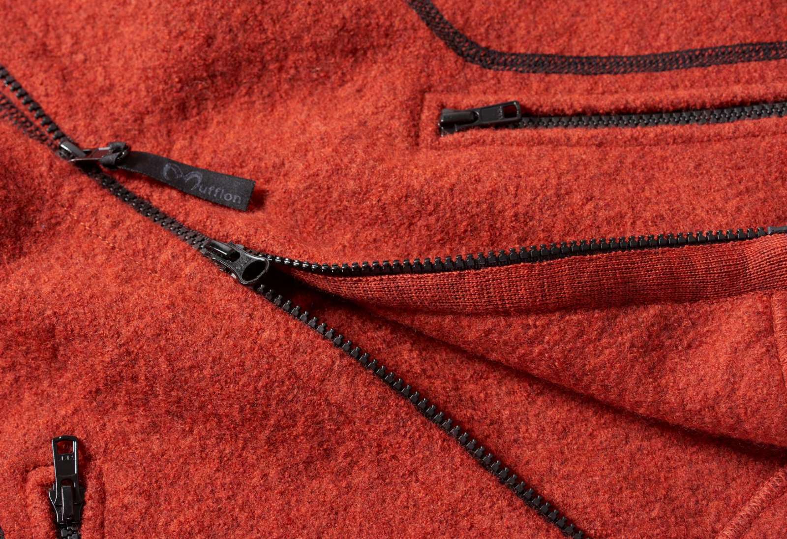 Rote Mufflon Jacke mit schwarzem Reißverschluss