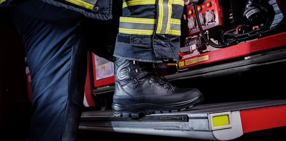 Ein Feuerwehrmann trägt Einsatzschuhe von Meindl