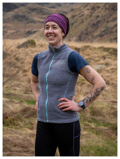 Frau in blauer OMM Core Zipped Vest