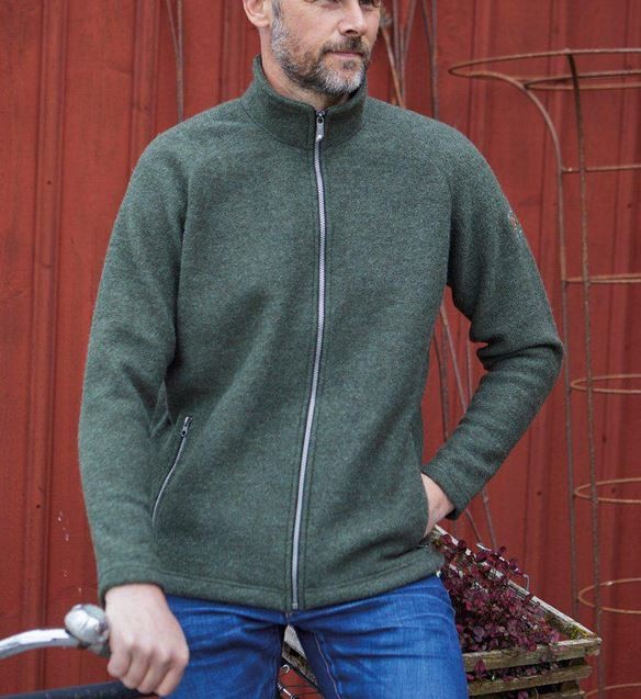 Mann mit Ivanhoe Wolljacke