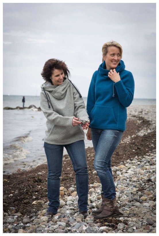 Zwei Frauen mit Mufflon Jacken am Strand