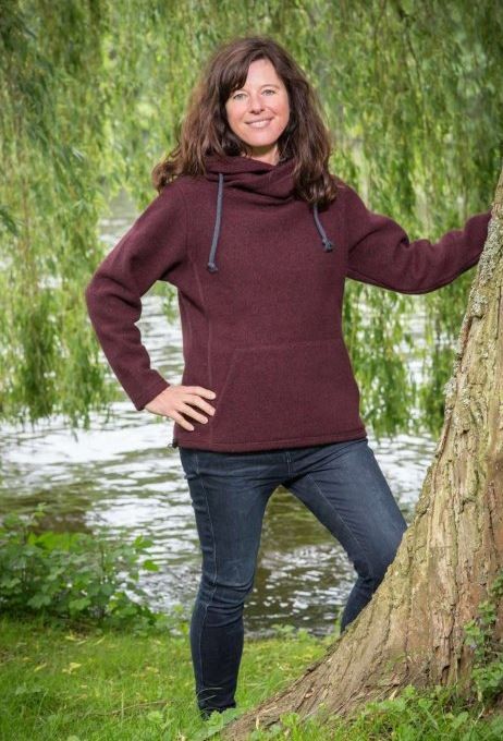 Eine brünette Frau mit einem Hoodie von Mufflon