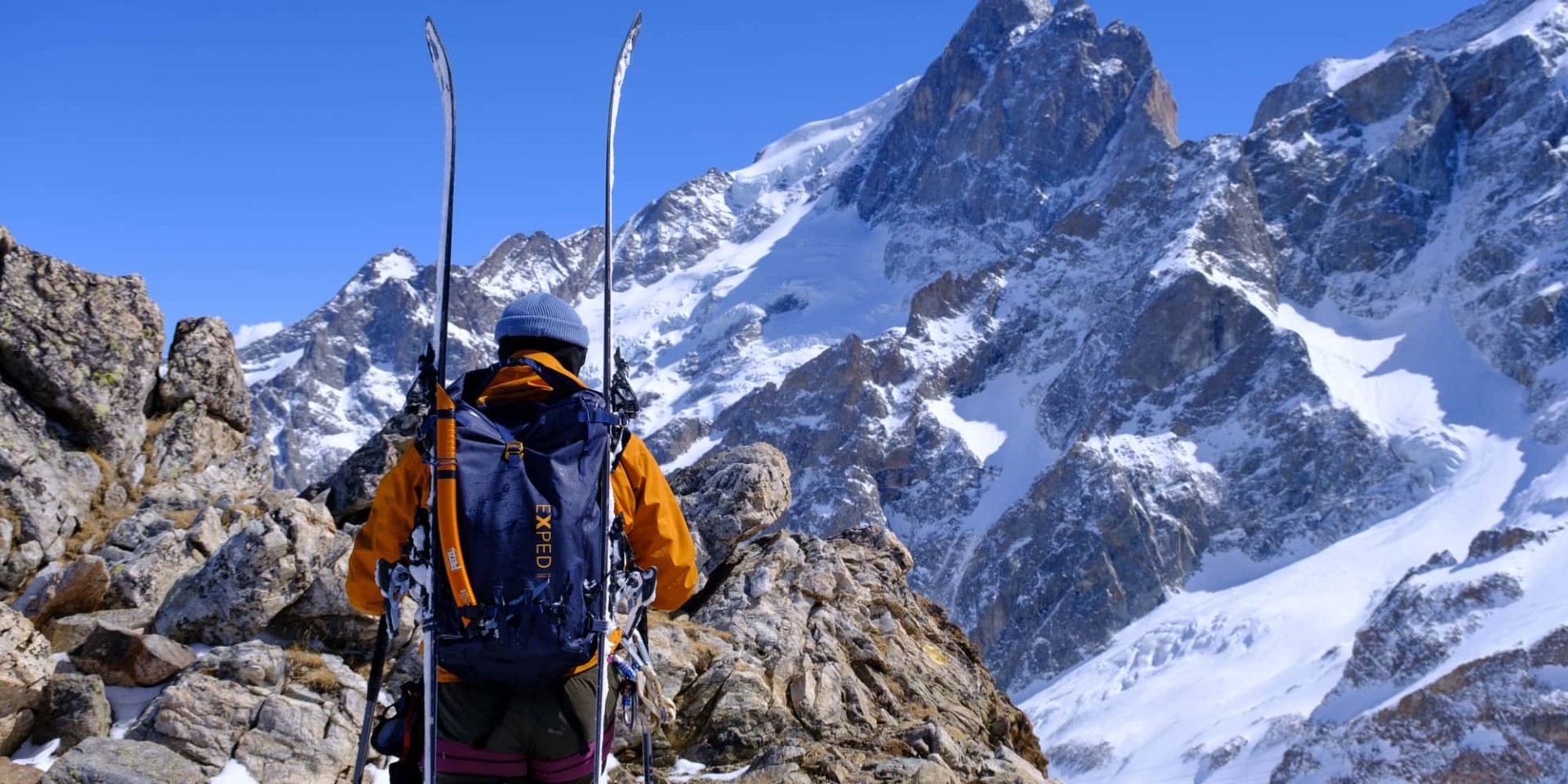 Wasserdichte Rucksäcke - Wanderer im Regen Wasserdichte Rucksäcke - Wanderer im Regen