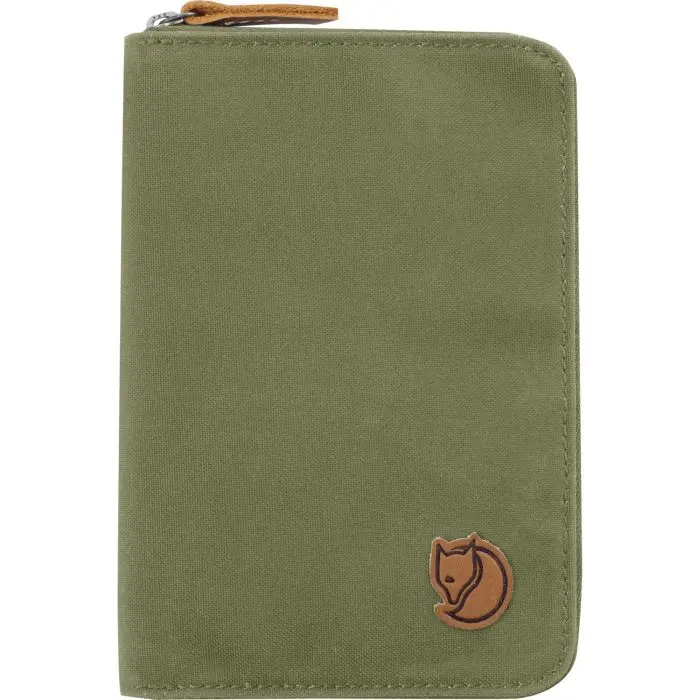 Passport_Wallet_24220-620_A_MAIN_FJR.jpg Farbe: 633 Dark Olive - Passport Wallet