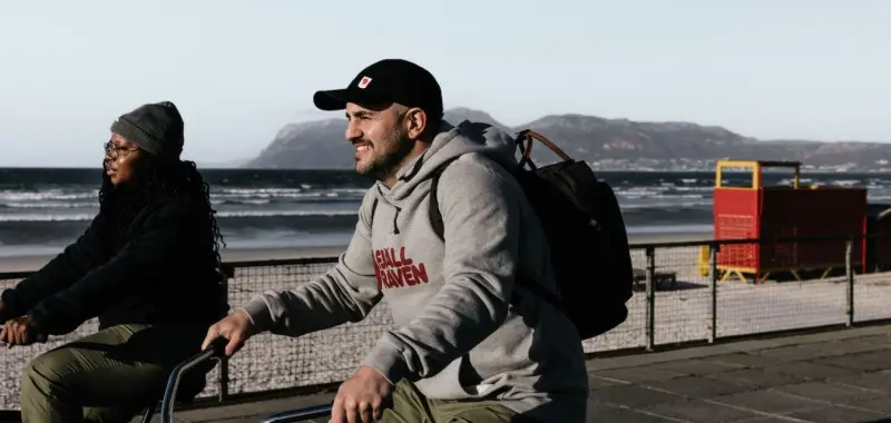 Ein Fjällräven Träger und eine Fjällräven Trägerin