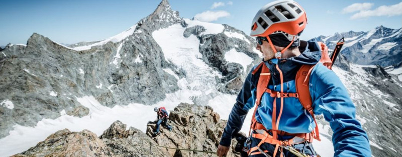 ortovox-softshell-kletterer Ein Bergsteiger klettert in einer Softshelljacke von Ortovox