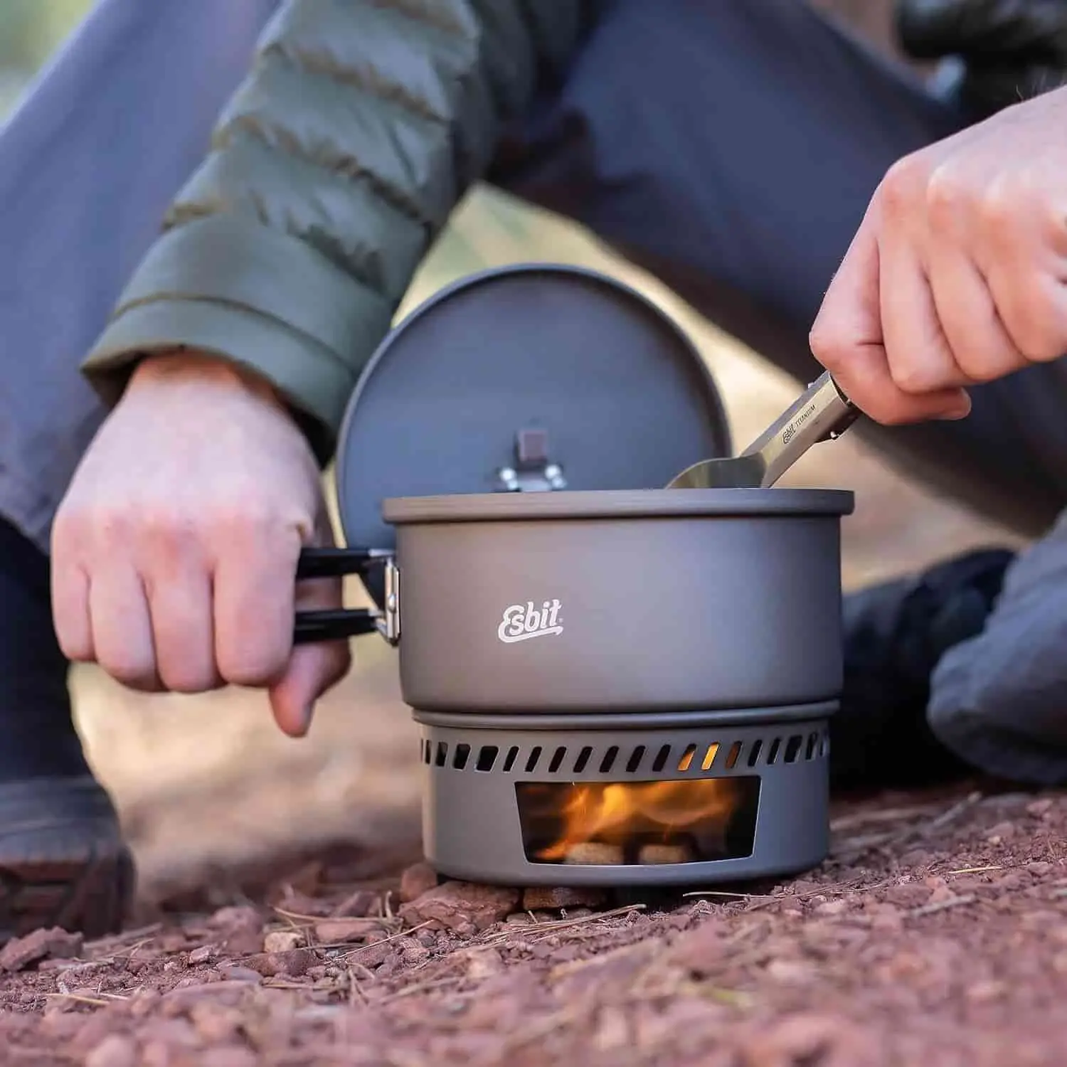 esbit-trockenbrennstoffkochset-aluminium-1000ml-cs1000ha-beim-kochen-in-der-natur.jpg Kochset für Trockenbrennstoff